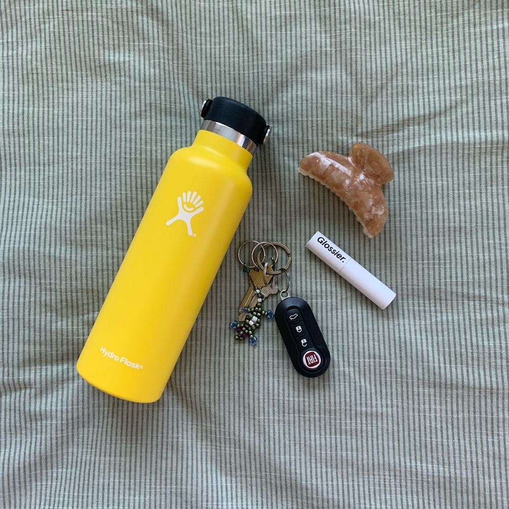 Hydro flask water bottle 21oz in the color yellow!